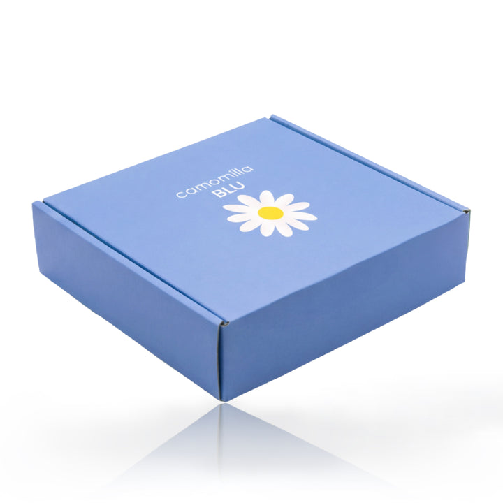 camomilla BLU Gift Box - scatola regalo chiusa, vista di tre quarti